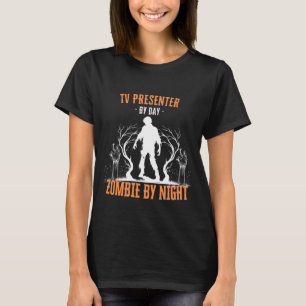 Fernsehmoderator bei Tag Zombie bei Nacht Lustiger T-Shirt