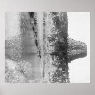 Fernsicht auf den Tower des Teufels mit Wasser im  Poster