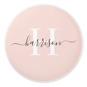 Fertig lackiertes weißes Monogramm mit hellweichem Keramikknauf