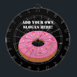 Fertigen Sie diese Ring-Krapfen-Grafik besonders Dartscheibe<br><div class="desc">Addieren Sie einen Slogan oder nennen Sie,  um ein personalisiertes Geschenk mit einem Krapfenthema herzustellen. Bild stellt dar,  dass ein rosa Ringkrapfen mit Zucker besprüht,  um jedermann mit einem süßen Zahn zu erfreuen!</div>