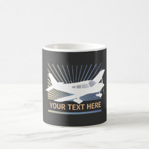 Fertigen Sie Text - niedriger Flügel-Flugzeug Tasse