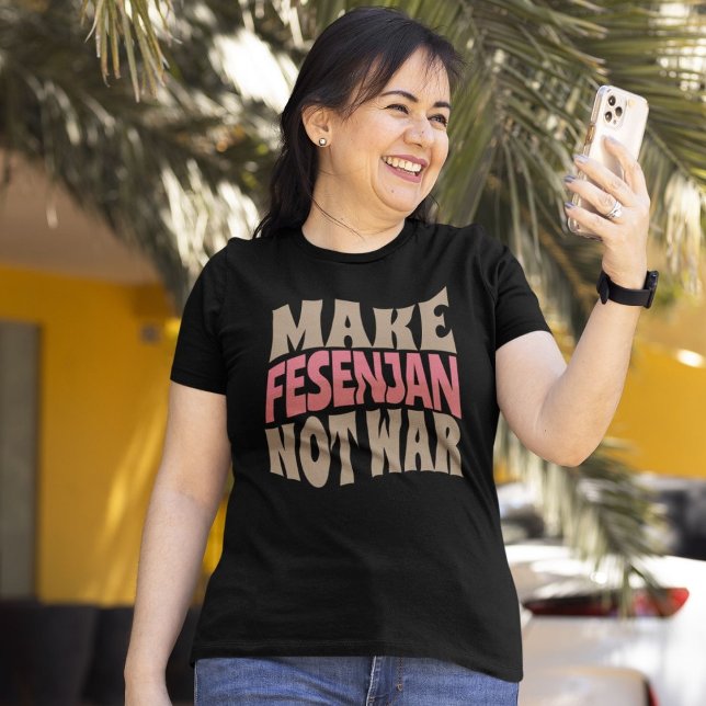 Fesenjan statt War persisches Granathühnchen T-Shirt (Make Fesenjan Not War Persian Pomegranate Chicken T-Shirt)
