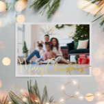 Festes Script Volles Foto Frohe Weihnachtsgolden Folien Feiertagskarte<br><div class="desc">Feiern Sie die Saison mit diesem festlichen Drehbuch voller Foto Merry Weihnachten Gold-Folie Urlaubskarte mit einer Touch von elegantem Charme. Das schicke Design präsentiert eine schlichte, in Gold und Weiß gehaltene Farbpalette, die den gemütlichen Geist des Winters widerspiegelt. Seine moderne und einzigartige Anziehungskraft und seine rustikale Formulierung schaffen ein perfektes...</div>
