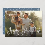 Festes Skriptüberlagerung Hanukkah-Foto Feiertagskarte<br><div class="desc">Einfache und schicke Hanukkah-Fotokarte mit Ihrem Lieblings-Foto überlagert mit "Happy Hanukkah" in weißer,  moderner Schrift. Personalisieren Sie mit Ihrem Familiennamen und dem Jahr am unteren Ende. Die Karten kehren zu einem Schnee- und Sternenmuster in staubigen Schieferblau und Weiß um.</div>