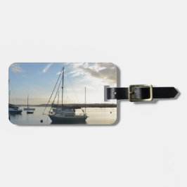 Festgemachte Yacht an der Dämmerung Gepäckanhänger