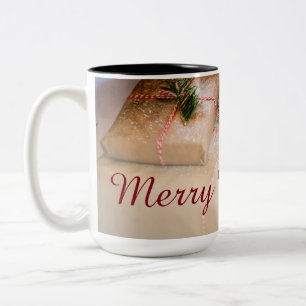 Festgeschenke als Weihnachtsmotiv Zweifarbige Tasse