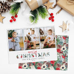 Festival Foliage Frohe Weihnachtsblume 3-Foto Karte<br><div class="desc">Entdecken Sie die Hallen mit traditionellem Weihnachtsgrün für Ihre personalisierten Urlaubskarten! Hellrote Poinsettien, heilige Beeren und Kiefernkonen verleihen farbenfrohen Flair in einem eleganten, rustikalen Aquarell-Stil. Dieses klassische Weihnachtsdesign besticht durch blühende Akzente, die jeden Buchstaben schmücken und mit einem spielerischen Script-Schriftart gepaart sind. Durch die Ergänzung des Blattmusters wird die Rückseite...</div>