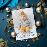 Festivals Starry Happy Hanukkah Blue Foto Feiertagskarte<br><div class="desc">Modernes Schriftart-Duo "Happy Hanukkah" mit jüdischen Sternen,  über Ihr volles Foto mit optionalem Absatz auf der Rückseite. Fügen Sie auf Wunsch Ihr eigenes Foto auf die Rückseite.</div>