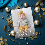 Festivals Starry Happy Hanukkah Foto Feiertagskarte<br><div class="desc">Modernes Schriftart-Duo "Happy Hanukkah" mit jüdischen Sternen,  über Ihr volles Foto mit optionalem Absatz auf der Rückseite. Fügen Sie auf Wunsch Ihr eigenes Foto auf die Rückseite.</div>