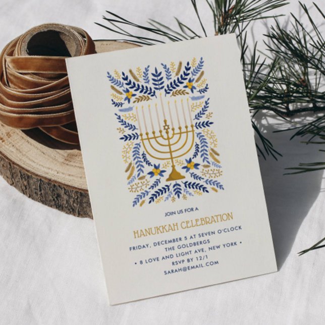 Festivals Wasserfarbe Menorah Floral Hanukkah PART Einladung (Hanukkah party invitation featuring gold menorah and candles and foliage in blue gold and white)