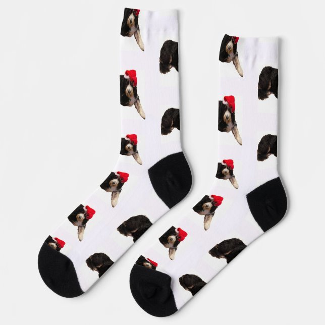 Festive & cute bernedoodle wearing a Santa hat Socken (Linkes Detail)
