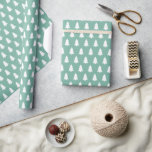 Festive Dusty Jade White Christmas Tree Muster Geschenkpapier<br><div class="desc">Modernes und einfaches Weihnachtspapier mit weißem Weihnachtsbaummuster auf einem staubigen,  jadegrünen Hintergrund,  stilvolles skandinavisches festliches Verpackungspapier für all Ihre Weihnachtsgeschenke. Exklusiv für Sie von Happy Dolphin Studio entworfen!</div>