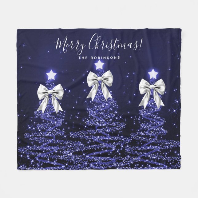 Festive Holiday Navy Christmas Trees Silver Bows Fleecedecke (Vorderseite (Horizontal))