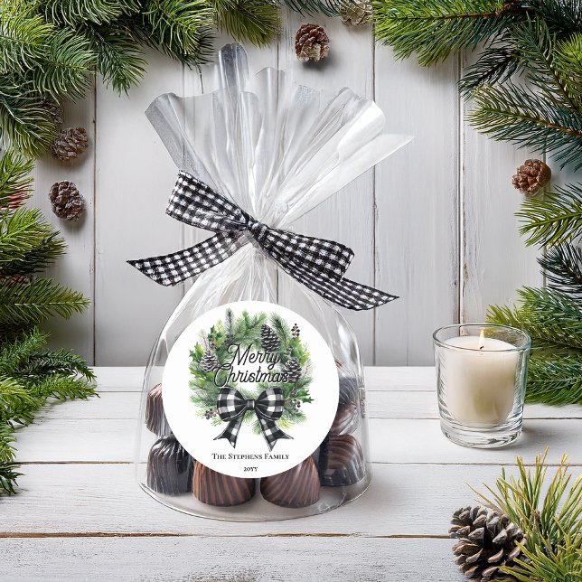 Festive Holiday Wreath BW Bow Merry Christmas  Runder Aufkleber (Festive Holiday Wreath with BW Check Coquette Bow "Merry Christmas" Favor or Gift Stickers)