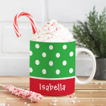 Festive Polka Dots Custom Christmas Monogram Name Kaffeetasse<br><div class="desc">Personalisieren Sie diesen festlichen Weihnachtskaffee oder die heiße Kakao-Tasse mit einem Vornamen oder anderen benutzerdefinierten Text. Das Design zeichnet sich durch ein Muster von Polka-Punkten aus. Klassische Farben in Rot,  Grün und Weiß.</div>