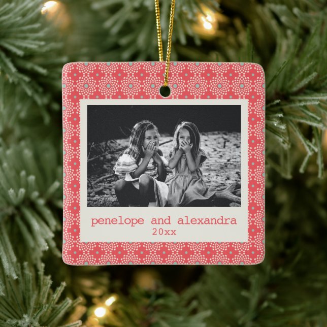 Festive Red Dot Pattern Stilvolles Personalisierte Keramikornament (Baum)