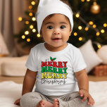 FESTIVE RETRO MERRY CHRISTMAS FAMILY BABY STRAMPLER<br><div class="desc">Machen Sie sich bereit,  Ihre BABY'S ERSTE URLAUBSSAISON mit unserem super coolen T - SHIRT zu feiern! . Der Wortlaut lautet "MERRY MERRY MERRY CHRISTMAS" in einer modernen Kombination aus Retro und handgeschriebenem Schriftart. Alle Farben sind editierbar</div>
