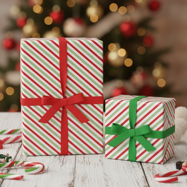 Festive Xmas Red Green White Diagonal Stripes Geschenkpapier (Festive Chirstmas Red and Green Candy Cane Stripes Pattern for Kids. Trendy Xmas Striped Gift Wrap)