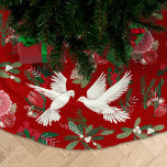 Festivvogelmuster Polyester Weihnachtsbaumdecke<br><div class="desc">Schöne bemalte Tauben umgeben von weihnachtlichem Grün und Blume. Original-Kunstwerk von Caroline Bonne Müller</div>