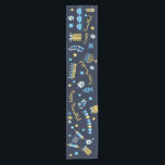 Festlich Hanukkah Personalisiert Menorah Dreidel Kurzer Tischläufer<br><div class="desc">Set eines festlichen Hanukkah Party Table & Freuen Sie sich auf Ihren glücklichen Empfänger mit einem Tischläufer, der nur für Chanukah entworfen wurde! Unser Hanukkah Personalisierter Menorah Dreidel Custom Table Runner beinhaltet Menorahs, dreidels, Krüge aus Olivenöl, Gelee Donuts und vieles mehr. Plus die Worte Happy Hanukkah kann geändert werden (!),...</div>