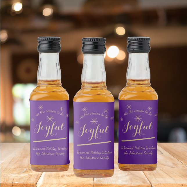 Festlich ist die Jahreszeit, um fröhlich zu sein E Alkoholflaschenetikett (Spice things up with a bunch of these Joyful and elegant purple and gold liquor bottle labels,)