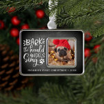 Festliche Barks | Foto Weihnachten Rahmen-Ornament Silber<br><div class="desc">Barke, die herald Engel singen! Erinnern Sie sich an das erste Weihnachtsfest Ihres Hauses mit diesem bezaubernden Ornament mit einem Chalkboard-Hintergrund mit einem handgeschriebenen Zitat, das mit einem Pfotenprint verziert ist. Fügen Sie Ihre eigene Unterschrift hinzu (mit "[Name's] First Christmas" und dem Jahr" gezeigt) und fügen Sie ein Foto Ihres...</div>