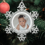 Festliche Elegant Foto Baby's First Christmas Schneeflocken Zinn-Ornament<br><div class="desc">Ein hübsches "Baby's First Christmas" Baum,  um sich mit dem Foto,  dem Namen und dem Jahr Ihres Babys zu gestalten. Diese charmante Dekoration fügt sich harmonisch in Ihre Urlaubsatmosphäre ein und ist für viele Jahre ein Genuss.</div>