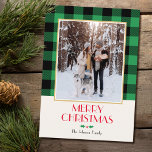 Festliche Familie Custom Foto Grün Weihnachten Karte<br><div class="desc">Eine traditionelle Weihnachtskarte, die für Sie bereit ist, mit Ihrem eigenen Foto und Text zu personalisieren. Dieses festliche Design, zeigt ein geprüftes Buffalo Kariertes Muster, das Ihr Foto umgibt, und eine Vintage Scottie Dog Illustration im Inneren. Dies ist eine bearbeitbare Vorlage, sodass Sie den gesamten Text anpassen und ihn einzigartig...</div>