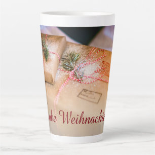 Festliche Geschenke als Weihnachtsmotiv Milchtasse
