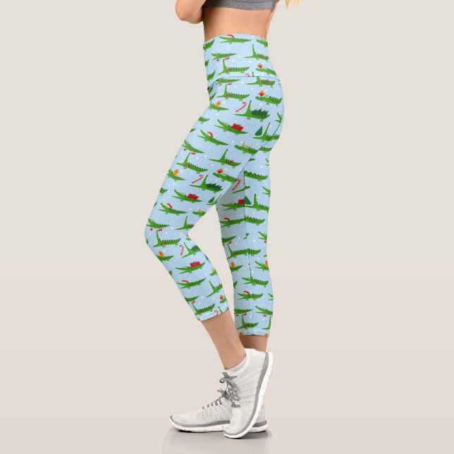 Festliche Krokodile in Weihnachtskostümmuster Capri Leggings (Links)