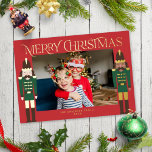 Festliche Nutcracker Weihnachtsrahmen Foto Foil Ho Folien Feiertagskarte<br><div class="desc">Diese festliche Weihnachtsfotokarte enthält ein Foto auf festlichem, rotem Hintergrund mit zwei Nussknackern auf jeder Seite stehender Wächter und dem Gruß "Frohe Weihnachten". Die Nussknacker sind in dunkelgrün und dunkelbraun gekleidet und mit Goldfolie versehen. Der Gruß und Ihr Name sind auch in Goldfolie. Auf der Rückseite finden Sie den gleichen...</div>