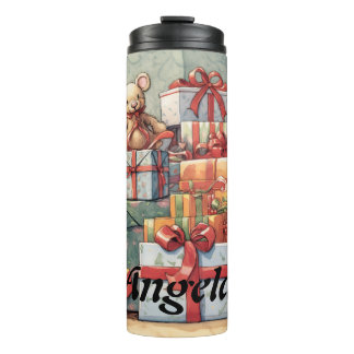 Festliche Pile von Weihnachtsgeschenken Thermosbecher