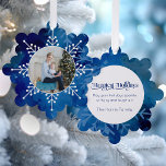 Festliche Schneeflocken auf dem Deep Blue Sky Foto Ornament Karte<br><div class="desc">Sehr auffallendes modernes Urlaubsprojekt mit weißer Schneeflocke mit rundem Fotomodell an einem tiefblauen,  schneebedeckten Nachthimmel. Zurück bietet komplementären Winterhimmel-Hintergrund,  individuelle "Happy Holidays" dekorative Typografie und bearbeitbare Textfelder.</div>