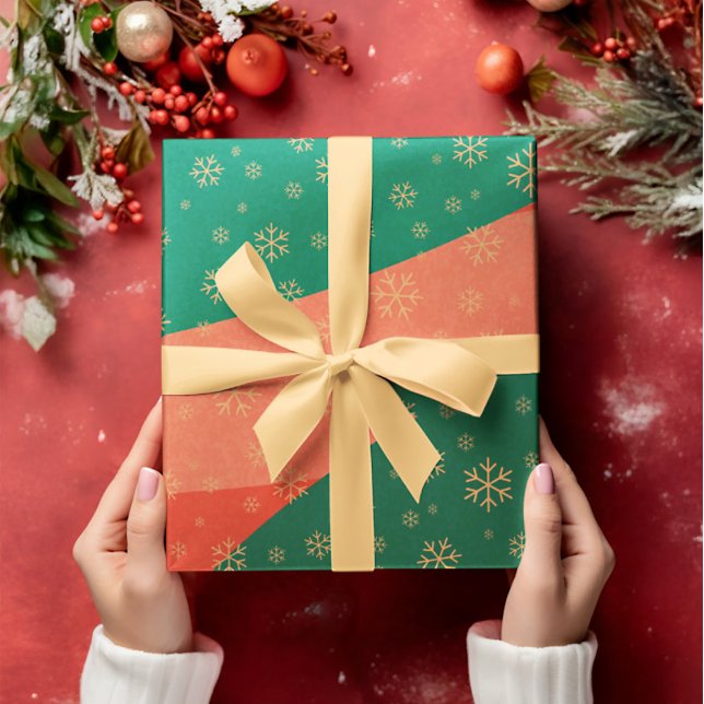 Festliche Schneeflocken auf rotem und grünem Papie Geschenkpapier (Von Creator hochgeladen)