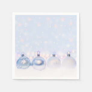 Festliche Silber Weihnachtsbälle auf Schnee Serviette