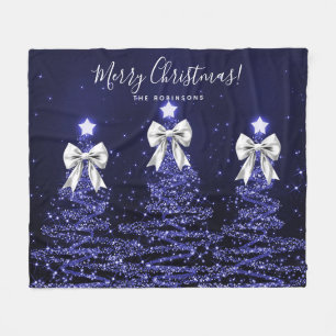 Festliche Weihnachtsbäume in Marineblau mit silber Fleecedecke