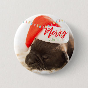 Festlicher Mops in Roter Weihnachtsmannmütze mit W Button