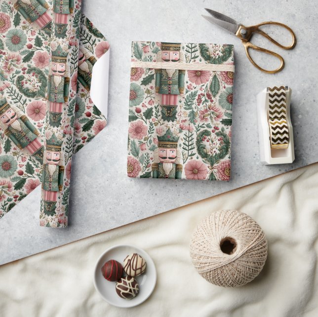 Festlicher Nussknacker in Rosa und Grün Geschenkpapier (Kunsthandwerk)