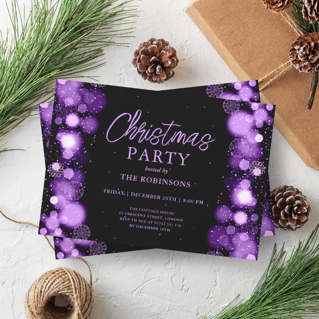 Festlicher Urlaub Weihnachten Lila Schneeleuchten  Einladung (Festive Holiday Xmas Purple Snow Lights Glow Invitation)