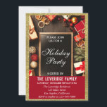 Festlicher Weihnachtsfest Weihnachten Party Red &  Einladung<br><div class="desc">Feierliche Feier Einladung mit einem funkelnd goldenen Glitzer Glitzern-Rand und roten Geschenken mit Bögen umgeben eine schwarze Kalkboard auf rustikal braunen Holz. Die Details des Party sind in Weiß mit einem hellroten Hintergrund geschrieben. Dies ist die perfekte Urlaubs-/Weihnachts-/Wintereinladung!</div>