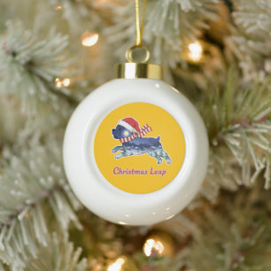 Festlicher Weihnachtshund beim Sprung Süßer Welp Keramik Kugel-Ornament
