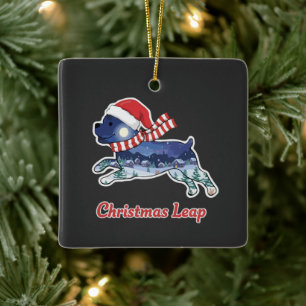 Festlicher Weihnachtshund beim Sprung Süßer Welp Keramikornament