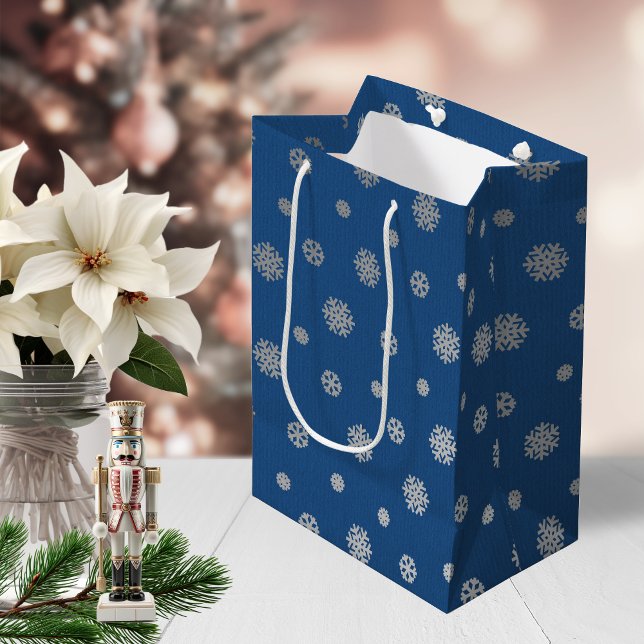 Festlicher Winter Silver Blue Schneeflocken Urlaub Mittlere Geschenktüte (Festive Winter Silver Blue Snowflakes Holiday Medium Gift Bag)