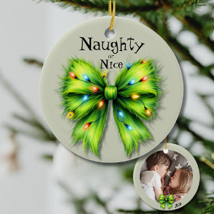 Festliches grünes Bow-Lights Naughty oder Nice Fot Keramik Ornament