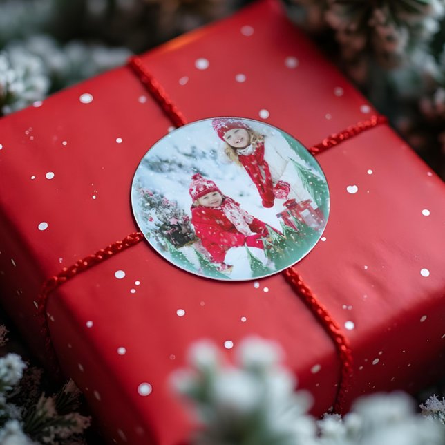 Festliches magisches Winterschnee Globe Weihnachte Runder Aufkleber ( Festive Magical Winter Snow Globe Christmas Photo Classic Round Sticker)