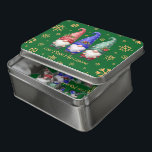 Festliches Trio der Weihnachtsgnomen mit Schneeflo Puzzle<br><div class="desc">Dieses skurrile, von der KI generierte Trio von Gnomen - das in ihrer Weihnachtsfräse bedeckt ist - möchte Sie daran erinnern, dass es "Gno Place Like Gnome" auf einem mit Schneeflocken bestreuten, festlichen grünen Hintergrund gibt. Anpassen mit einem eigenen Mem, oder verwenden, wie es ist. Design © W.H. Sim. Weitere...</div>