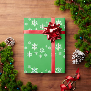 Festliches Weiß Alpenschneeflocken auf strahlendem Geschenkpapier