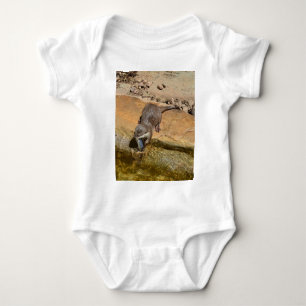 **"Festmahl am Teich: Ein Otter und sein Fang"** Baby Strampler