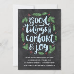 Festschrift | Chalkboard Holiday Party Einladung<br><div class="desc">Diese festliche Feier-Einladung zeigt ein wunderschönes handgeschriebenes Typografie-Design,  das in der Pinselskriptkalligraphie "Gute Dinge des Komforts und der Freude" ausdrückt. Grüne Kiefernäste und rote Beeren umgeben die mattierte,  hellblaue Schrift. Das Design enthält einen Chalkboard-Hintergrund.</div>