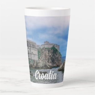 Festungsmauern, Felsküste und Meer in Kroatien Milchtasse